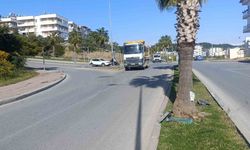 Kazaya karışan otomobilin palmiyeye çarpma anı kamerada