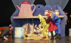 Mersin'de 'Bisküvi Adam' oyunu miniklerle buluştu