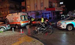 Otomobil ile motosikletin çarpışma anı kamerada: 1 yaralı