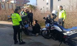 Polisi görünce motosikleti bahçeye atan sürücü ceza yemekten kurtulamadı