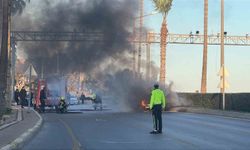 Seyir halindeki otomobil alev alev yandı: 2 kişi son anda kurtuldu