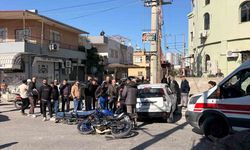 Tarsus’ta Otomobil ile Motosiklet Çarpıştı: 2 Yaralı