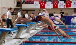 Düzce'de 23 Nisan Yüzme Şenliği'nde Final Heyecanı