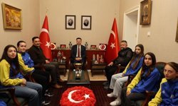 Gökçeada’nın Gururu Kız Futsal Takımı’na Kaymakam Desteği