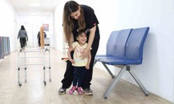 Ada Su'nun 2 yıl süren fizik tedaviyle ilk adımlarını atması yürekleri ısıttı