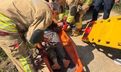 Antakya'da traktörün altında kalan kadın yaralandı