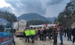 Antalya-Isparta karayolunda işçileri taşıyan minibüs ile beton mikseri çarpıştı: 7 ölü, 7 yaralı