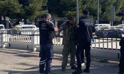 Antalya'da alt geçit demirlerine çıkan genci polis ikna edip indirdi