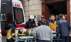 Antalya'da depoya inmek isterken düşen genç yaralandı