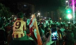 Antalya'da derbi galibiyetini kutlayan bir taraftar bıçakla yaralandı