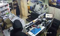 Arkadaşının 'kamera var' demesine aldırış etmeyen hırsız telefonu çaldı