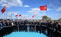 Bakan Uraloğlu: 'Eskiden hemzemin kavşakta hizmet veren sinyalizasyon sistemini devre dışı bırakarak trafiğin dur-kalk yapmaksızın akışını sağladık'