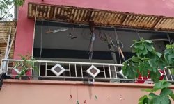 Balkonda silah, balta ve kılıç sergileyen şahıs hayrete düşürdü