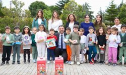 Başkan Vekili Çiçek miniklerle birlikte atık pil topladı