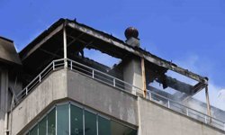 Binanın teras katında çıkan yangında yaşlı bina sakinleri, kapıları çalan kuryelerin yardımıyla tahliye edildi