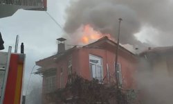 Burdur'da çatı yangını ekiplerce söndürüldü