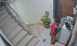 Çalınan ayakkabılarının peşine düşen adam, çocuk hırsızların evinde onlarca ayakkabıyla karşılaştı