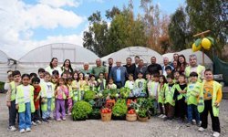 Çocuk serasında minikler yetiştirdikleri sebzeleri hasat etti