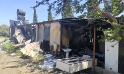 Depremzede ailenin yaşadığı 2 konteyner alevlere teslim oldu