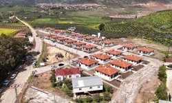 Hatay Büyükşehir Belediyesi, Karamağara'da inşa ettiği köy evlerinin anahtarlarını hak sahiplerine teslim etti
