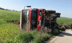 Hatay'da sürücüsünün kontrolünü kaybettiği tır devrildi