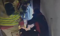 Kahramanmaraş'ta çıkan yangında evde mahsur kalan vatandaşı itfaiye kurtardı