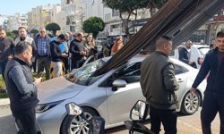 Kamyonun üzerindeki inşaat demirleri seyir halindeki otomobile 'ok' gibi saplandı