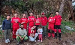 Kaya içerisindeki yarığa düşen 6 yavru köpek için film gibi kurtarma operasyonu