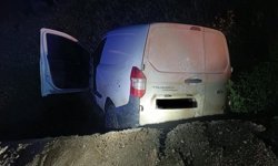 Kırıkhan'da şarampole devrilen hafif ticari aracın sürücüsü yaralandı