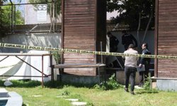 Kötü kokudan şüphelenerek baktıkları reklam panosundan tanınmayacak halde ceset çıktı