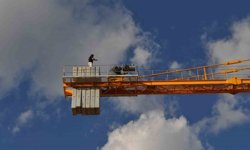 Maaşını alamayınca vincin tepesine çıktı, banka hesabına yatan parayı teyit edip indi