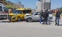 Manavgat'ta taksi ile otomobil çarpıştı: 2 yaralı