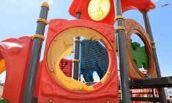 Mersin'de çocuk parkına çirkin saldırı: Oyun grupları ateşe verildi