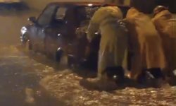 Minibüste mahsur kalan 4 kişiyi itfaiye kurtardı