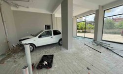 Osmaniye'de kontrolden çıkan otomobil dükkana girdi: 1 yaralı