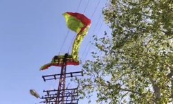 Osmaniye'de yamaç paraşütü pilotu iniş sırasında elektrik tellerine takıldı