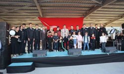 Polis Haftası etkinliğinde şarkı ve türkü söyleyen polisler, ünlü sanatçıları aratmadılar