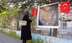 Saldırının yaşandığı okul önünde Kur'an-ı Kerim okuyup gözyaşı döktü