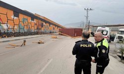 Şiddetli fırtınanın tırda taşınan konteyneri uçurduğu anlar kamerada