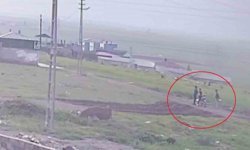 Silahla çevreye defalarca ateş eden 3 çocuğun hayrete düşüren anları kamerada