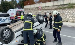 Takla atan otomobildeki 2 kişi yaralandı