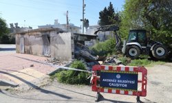 Akdeniz’de Tehlike Saçan Metruk Yapılar Yıkılıyor