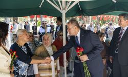 Başkan Vahap Seçer Şehitlikte Ailelerle Buluştu
