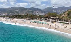 Alanya'da yaz havası sahilleri doldurdu