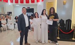 Anneanne, kızı ve torunu motivasyon etkinliğinde sahneye çıktı