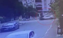 Antalya'da 2 polis memurunun yaralandığı kaza anı kameraya yansıdı