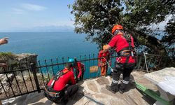 Antalya'da 40 metrelik falezlerde temizlik operasyonu