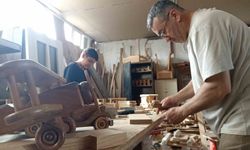 Atmaya kıyamadığı ahşapları sanat eserine çeviren 50 yıllık ustanın oyuncak arabaları ilgi görüyor