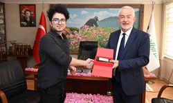 Başkan Başdeğirmen, Çin'de 40 milyon takipçili fenomene Isparta gülünü anlattı