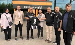 Beşiktaşlılardan saldırıda yaralanan öğrenci Mustafa Aslan'a anlamlı ziyaret